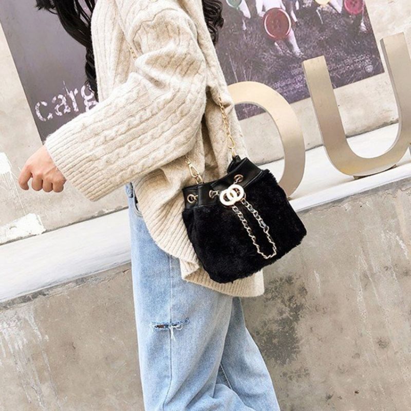 Kabelky Crossbody Ve Tvaru Sudu Z Obyčejné Umělé Kožešiny